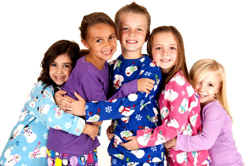 Groupe d'enfants en pyjama