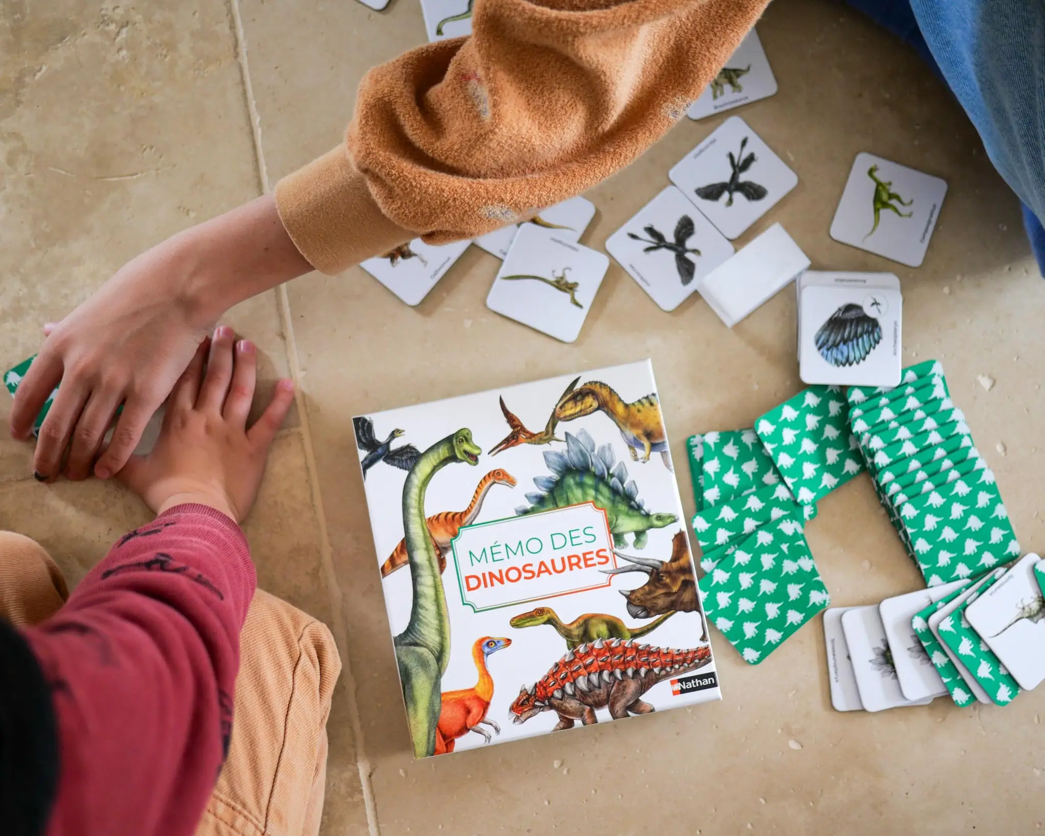 Mémo des dinosaures - Un jeu de memory pour apprendre en s'amusant en famille - Dès 4 ans - Coffret - 9782095013653 - page-intérieure 02
