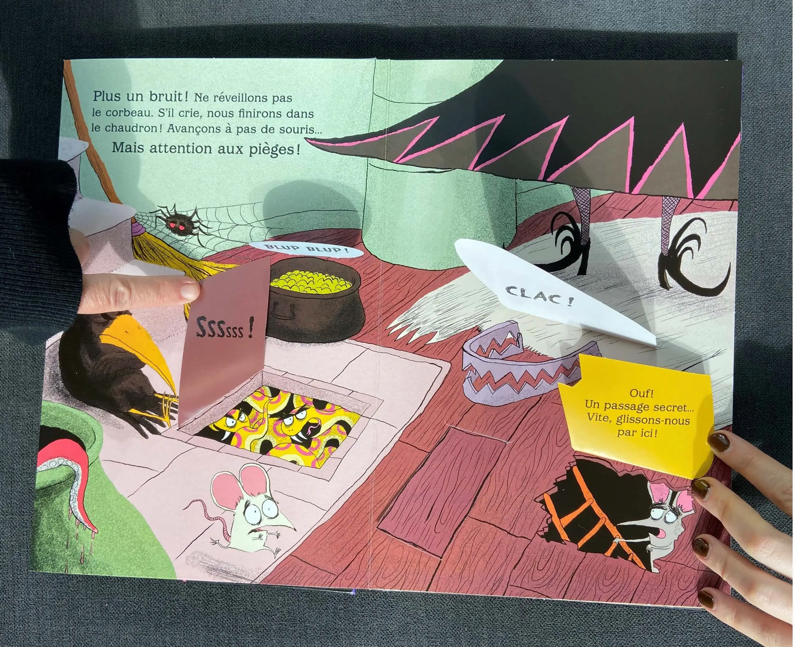 Au secours une sorcière ! - Un livre d'Halloween animé dont tu es le héros ou l'héroïne - dès 4 ans - Album(s) - 9782095051822 - page-interieure 02