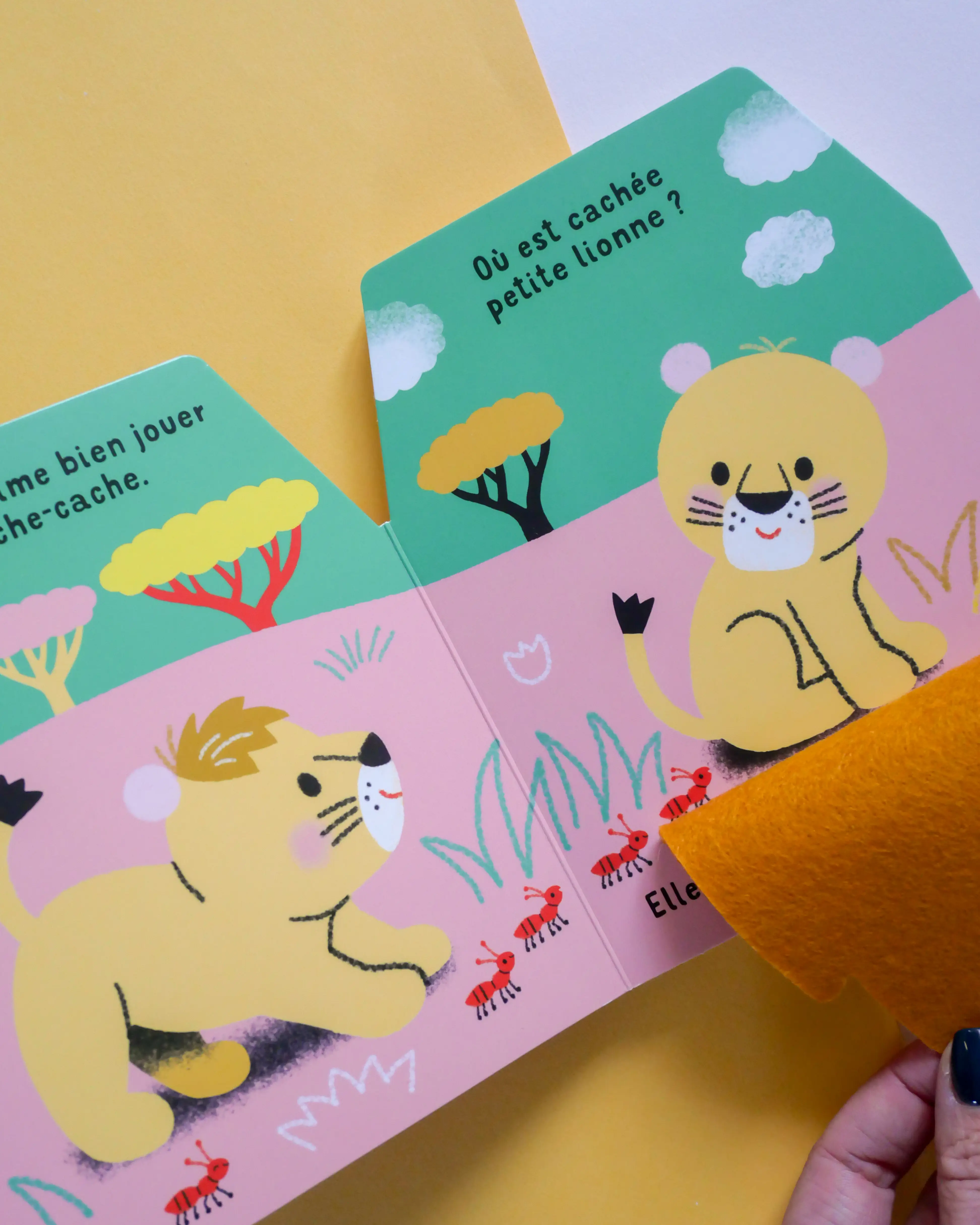 Cache-cache - Petit lion - 5 flaps en feutrine à soulever avec petit lion - dès 6 mois - Livre d'éveil - 9782095027261 - page-interieure 03