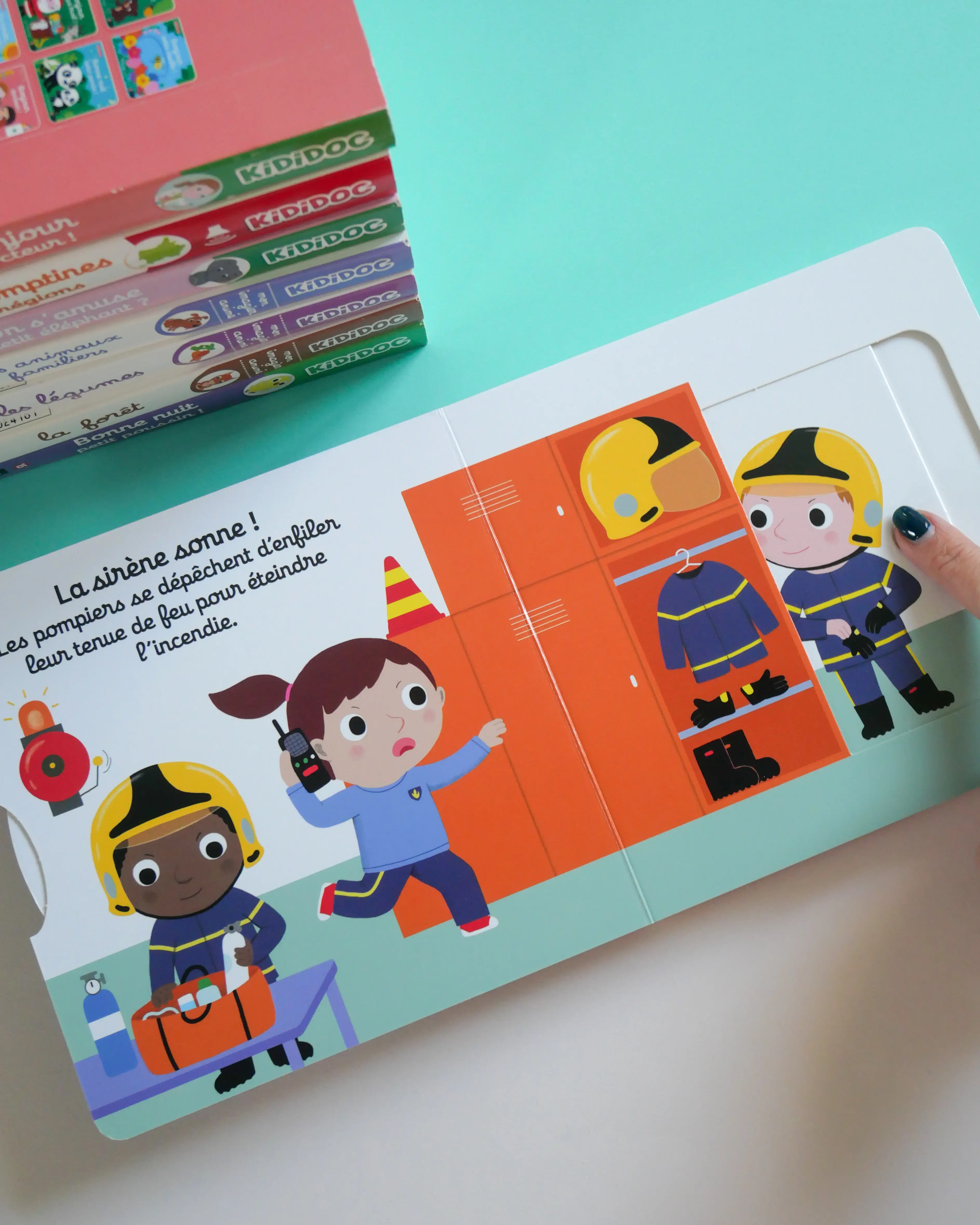 Au feu, petit pompier !  Collection Kididoc - Le premier livre animé pour découvrir le métier de pompier (dès 1 an) - Livre documentaire - 9782095058708 - page-interieure 03