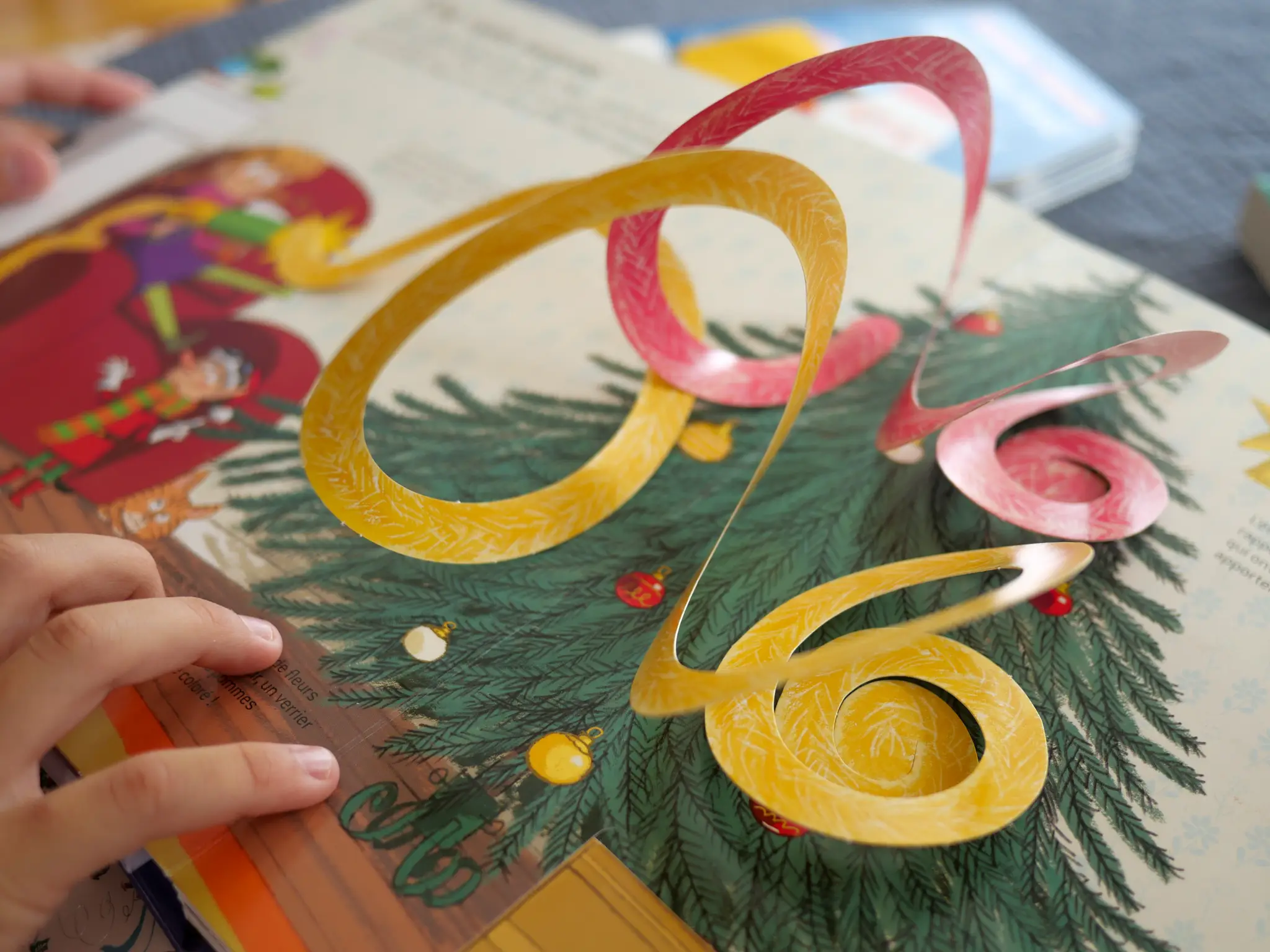 Livre Pop-up - La fabuleuse aventure du Père Noël - Kididoc Dès 4 ans - Livre documentaire - 9782095000615 - page-intérieure 04
