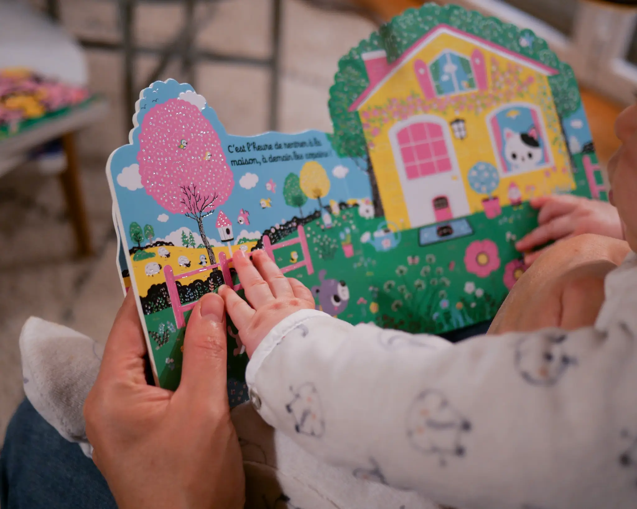 Petit Chat s'amuse - Livre d'éveil tout carton découpé en paysages - pour les bébés dès 6 mois - Livre d'éveil - 9782095013912 - page-intérieure 04