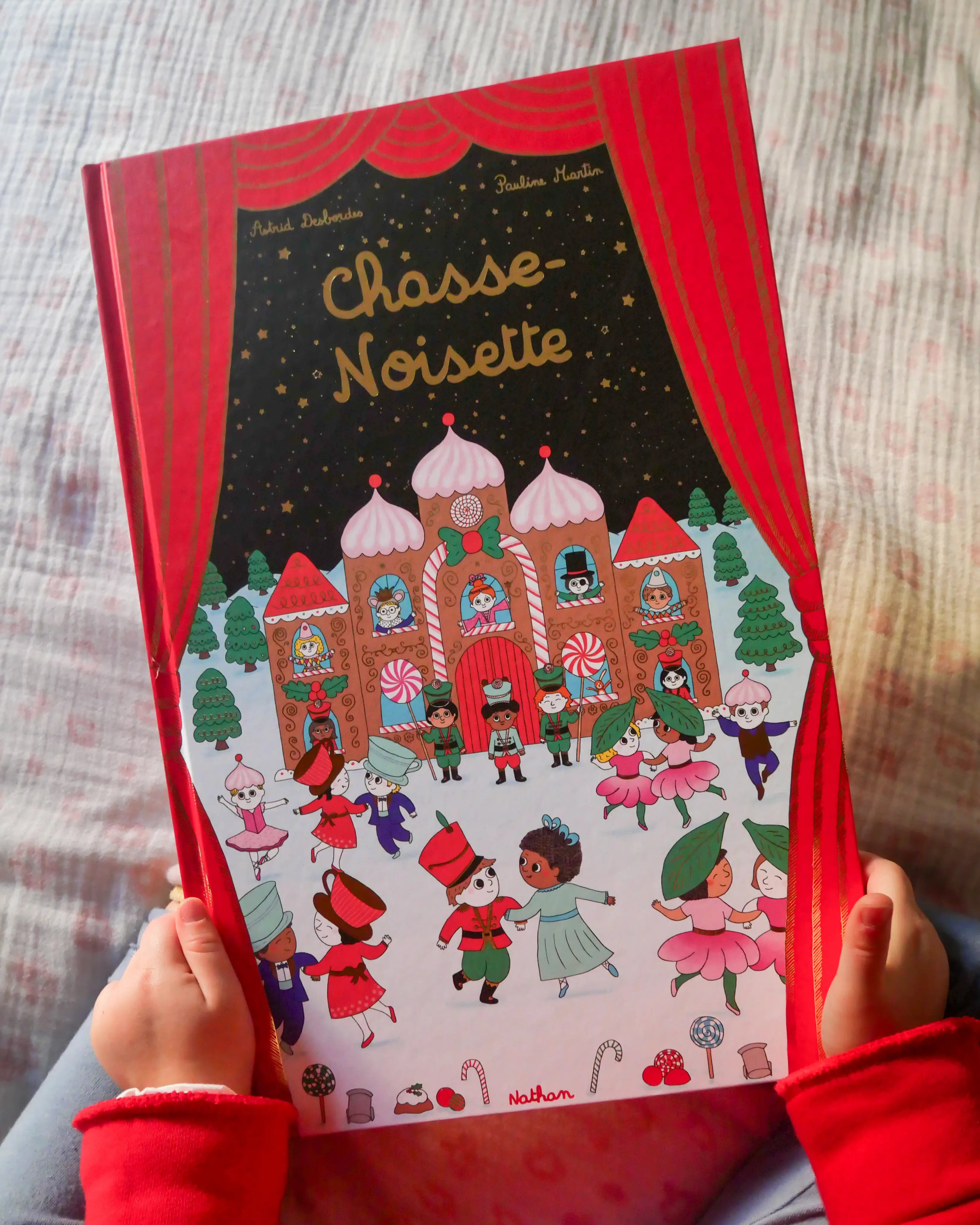 Chasse-Noisette - Album de Noël - Aventure à l'Opéra de Paris - Livre enfant dès 4 ans - Album(s) - 9782095042929 - page-interieure 04