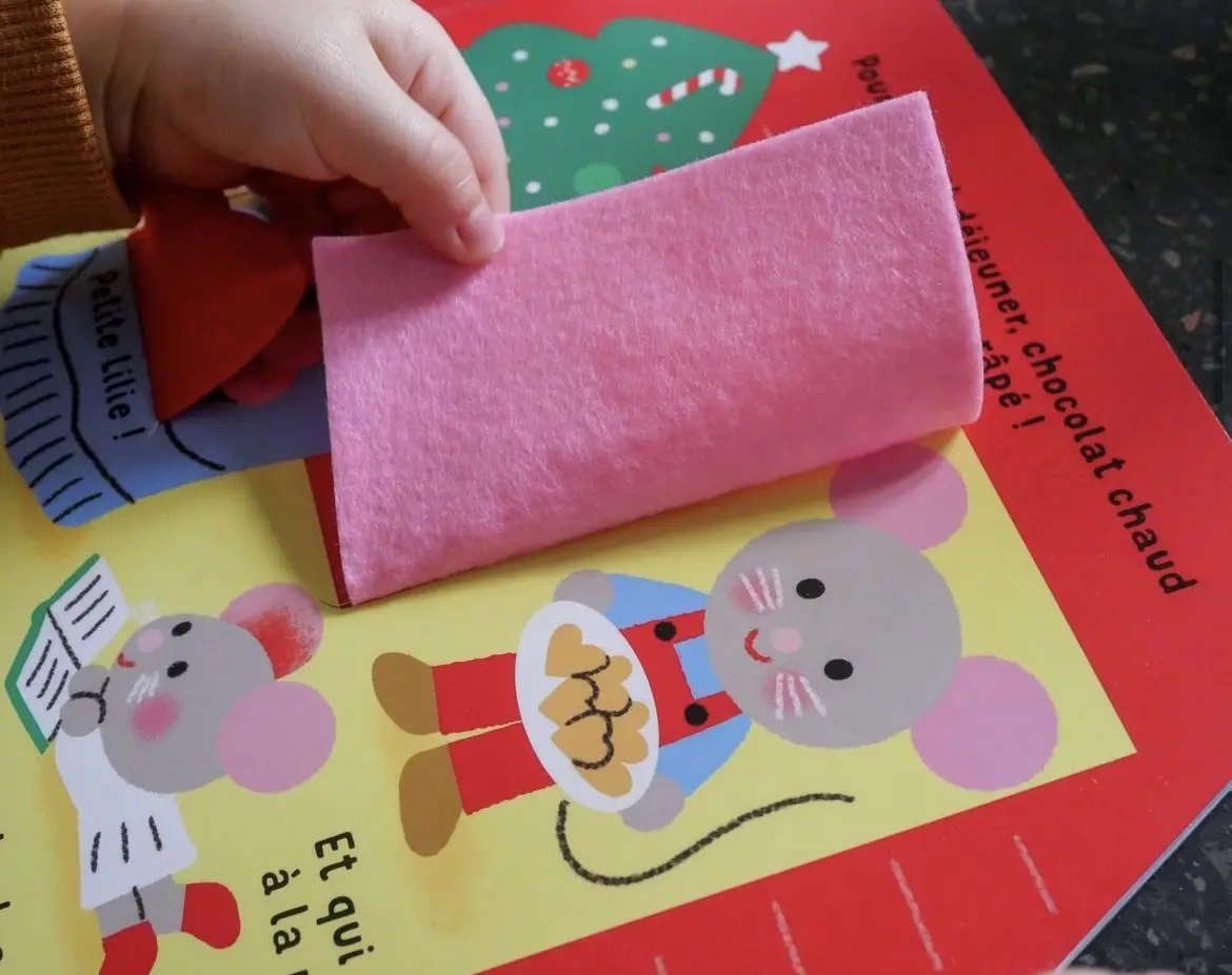 Les Petites Souris préparent Noël - Cache-Cache, Livre d'éveil pour les bébés à partir de 6 mois - Livre d'éveil - 9782095026660 - page intérieure 05