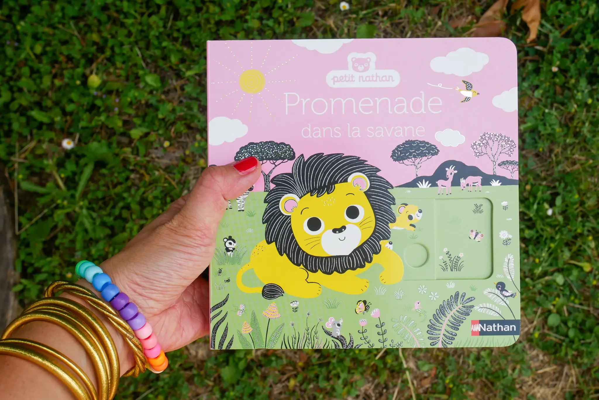 Promenade dans la savane -  livre d'éveil animé, pour les bébés dès 6 mois - Livre d'éveil - 9782092497043 - page-intérieure 06