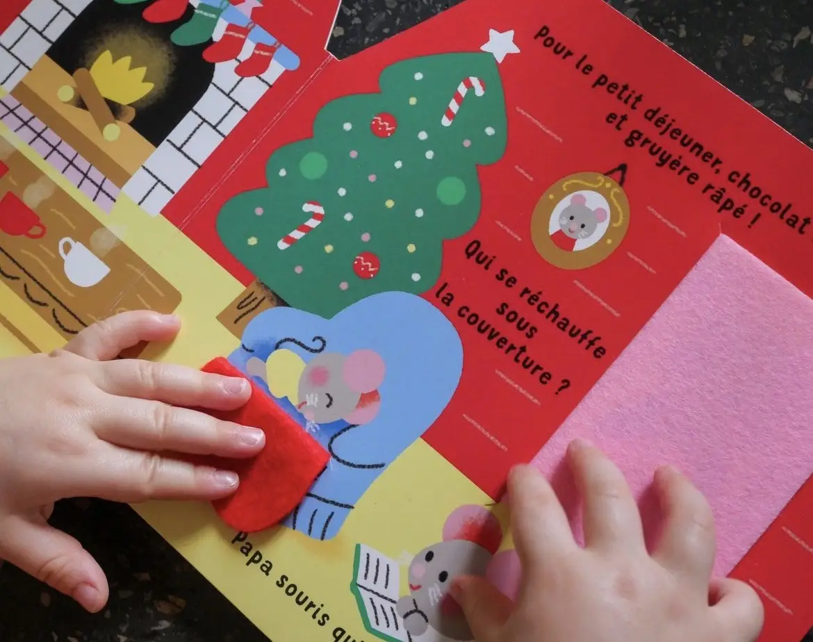 Les Petites Souris préparent Noël - Cache-Cache, Livre d'éveil pour les bébés à partir de 6 mois - Livre d'éveil - 9782095026660 - page intérieure 06