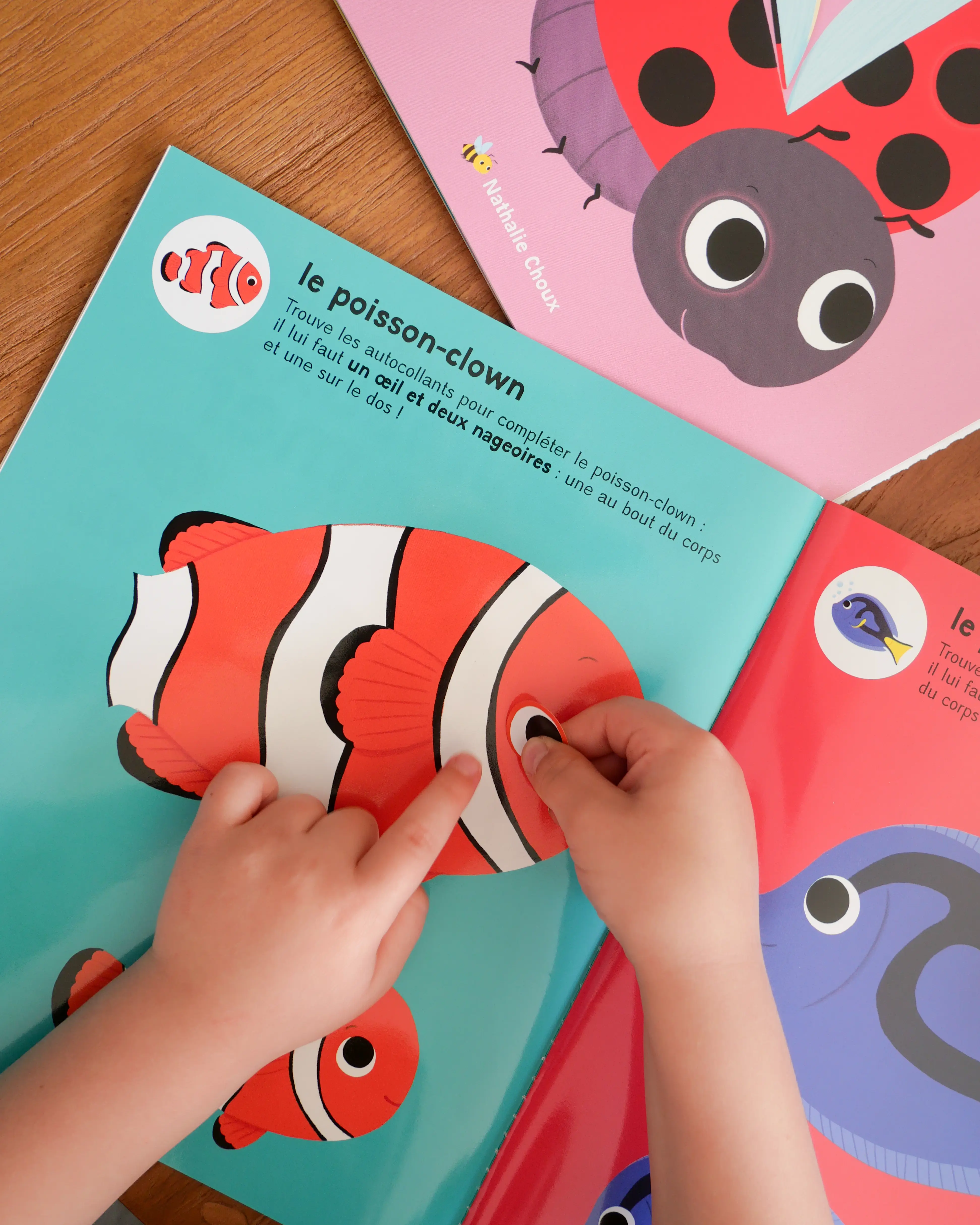 Mes premiers autocollants - Les animaux de la mer - Autocollants repositionnables - Dès 18 mois  - Cahier d'activités - 9782095061494 - page-interieure 06