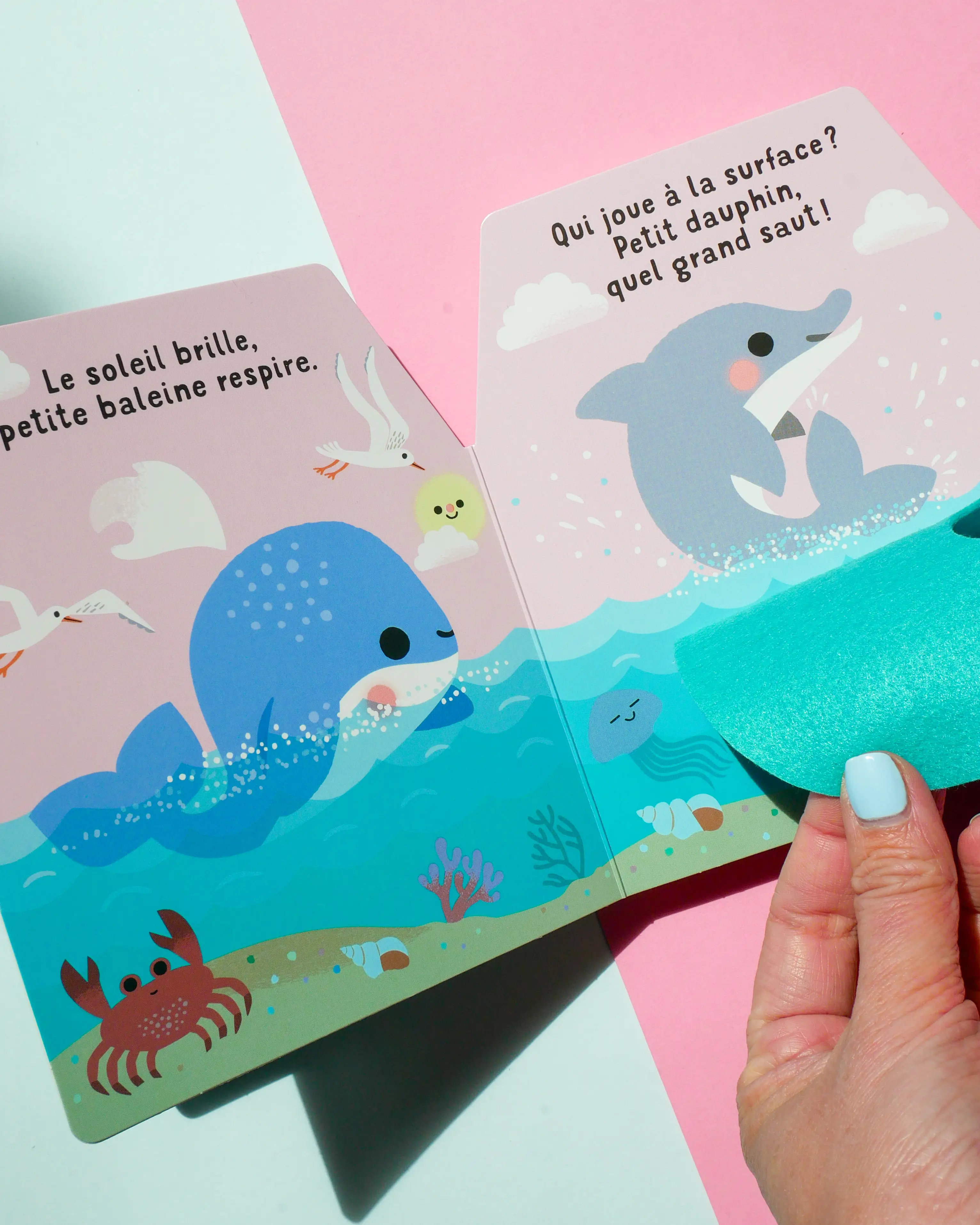 Cache-cache petite baleine - 5 grands flaps en feutrines à manipuler - Dès 6 mois - Livre d'éveil - 9782095064334 - page-interieure 06