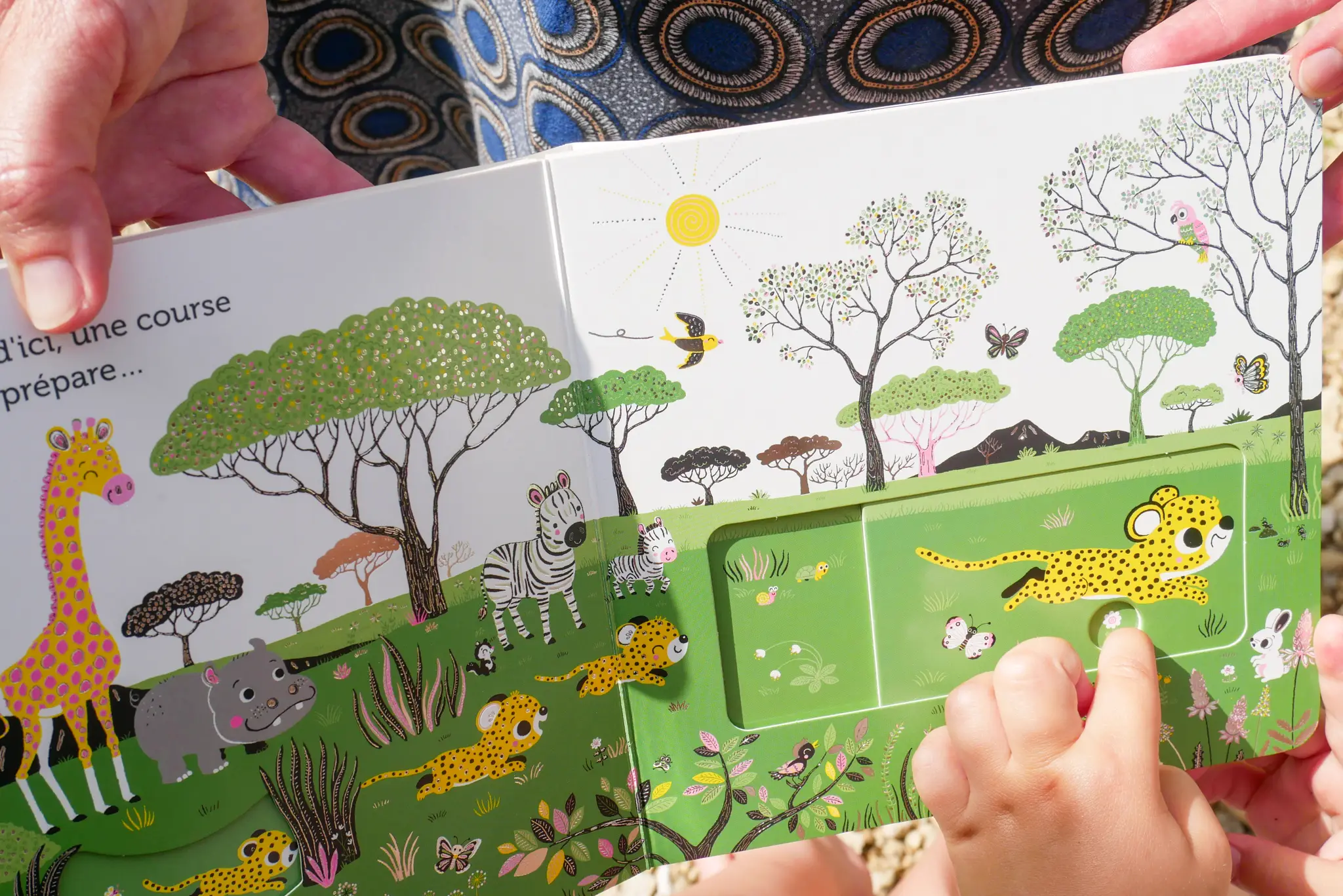 Promenade dans la savane -  livre d'éveil animé, pour les bébés dès 6 mois - Livre d'éveil - 9782092497043 - page-intérieure 07