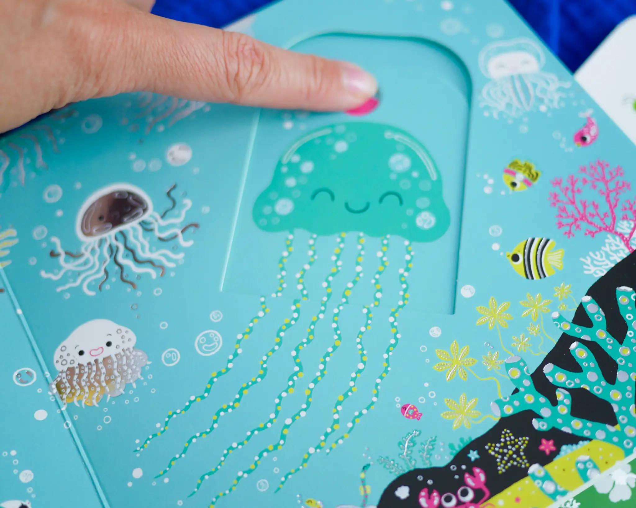 Promenade sous l'océan -  livre d'éveil animé, pour les bébés dès 6 mois - Livre d'éveil - 9782092596593 - page-intérieure 07
