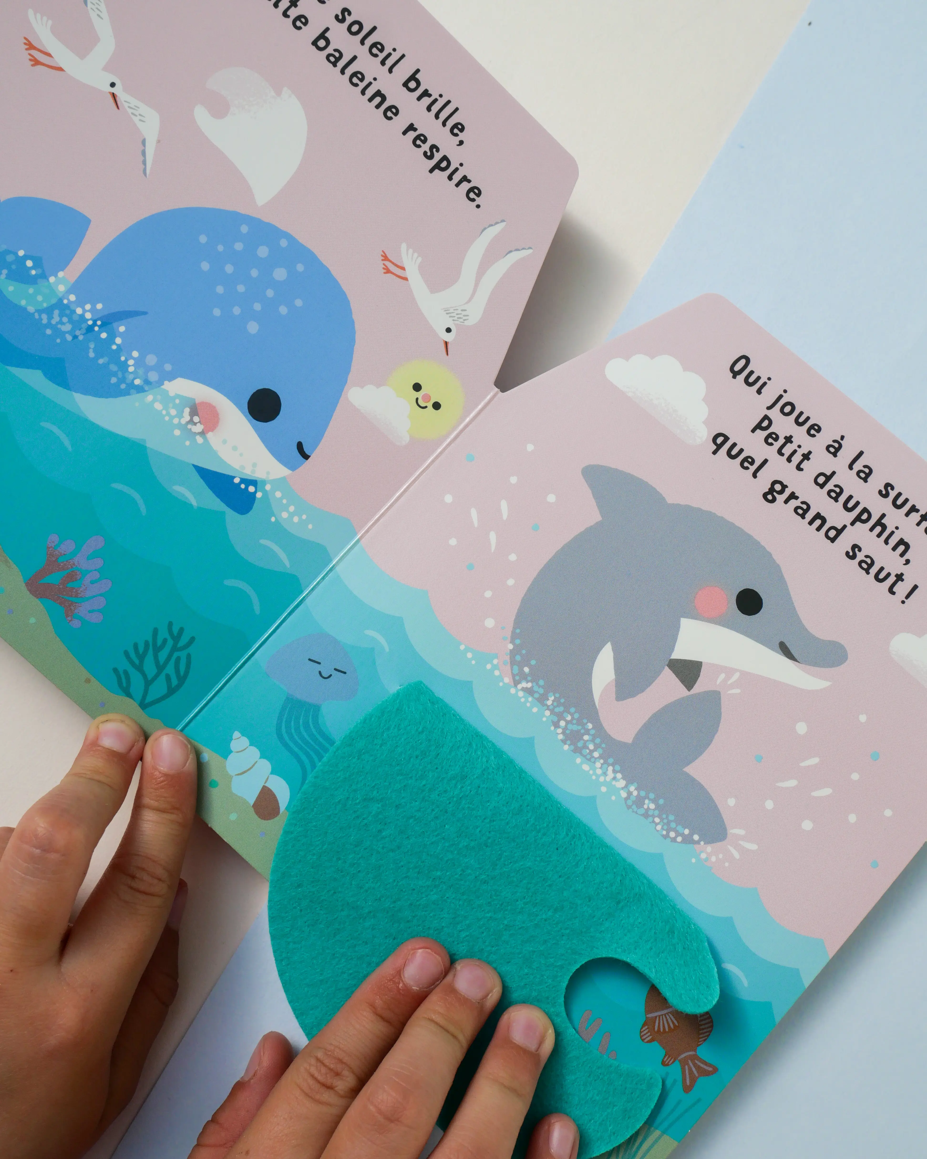 Cache-cache petite baleine - 5 grands flaps en feutrines à manipuler - Dès 6 mois - Livre d'éveil - 9782095064334 - page-interieure 07