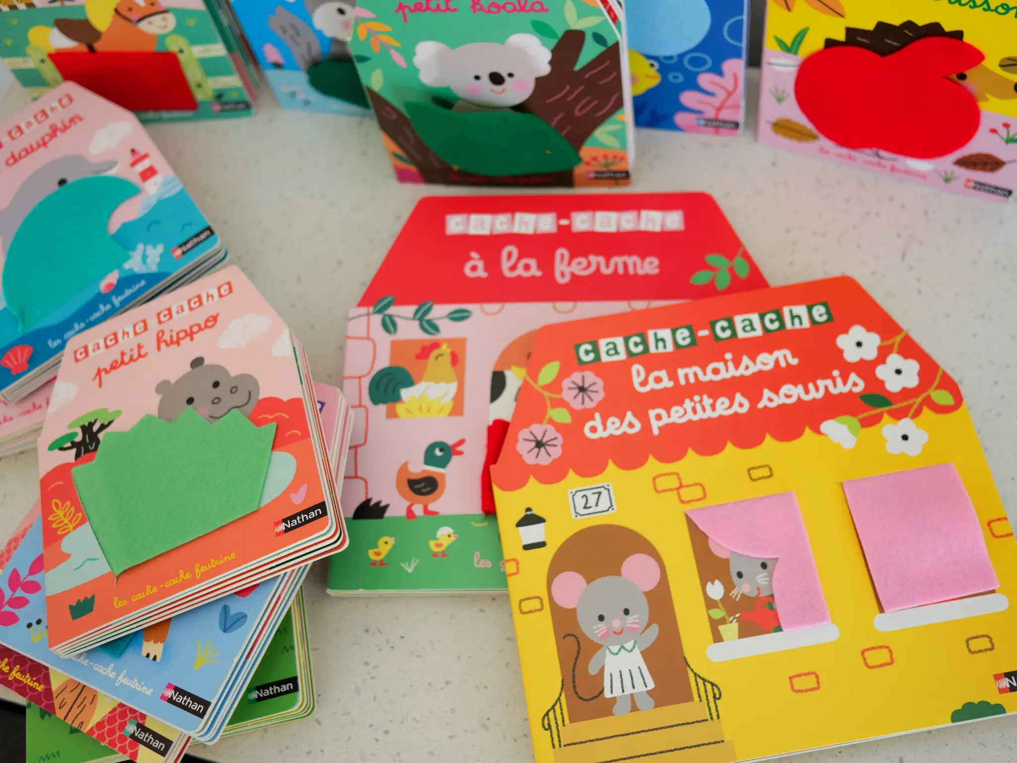 Cache-cache la maison des petites souris - Un grand livre animé avec des flaps en feutrine - livre d'éveil pour les bébés dès 6 mois - Livre d'éveil - 9782095013882 - page-intérieure 2
