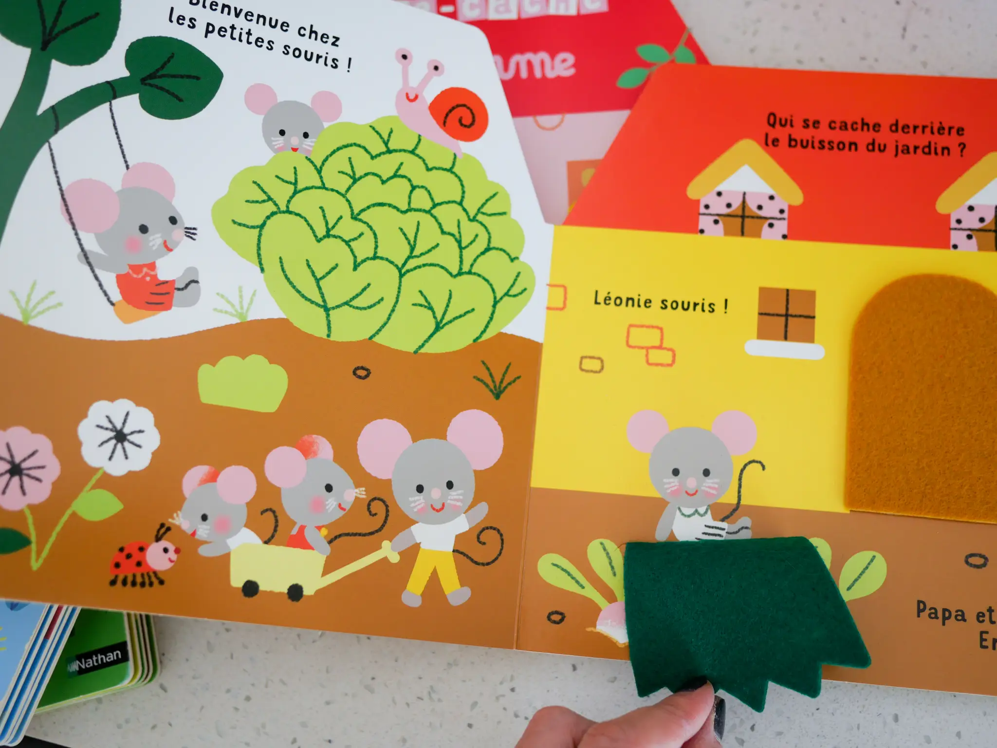 Cache-cache la maison des petites souris - Un grand livre animé avec des flaps en feutrine - livre d'éveil pour les bébés dès 6 mois - Livre d'éveil - 9782095013882 - page-intérieure 3