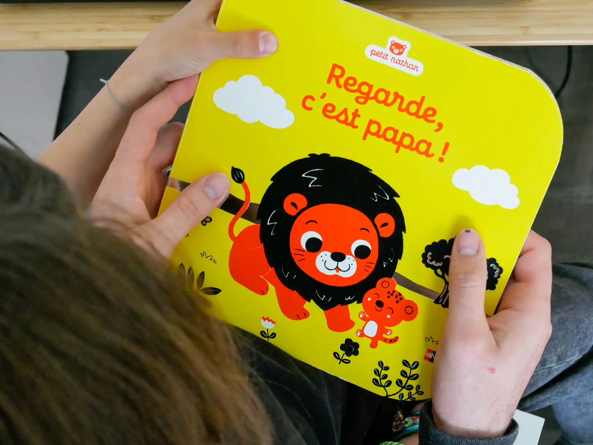 Regarde, c'est papa - Livre d'éveil à toucher pour les bébés, dès 6 mois - Livre d'éveil - 9782092566473 - page-intérieure