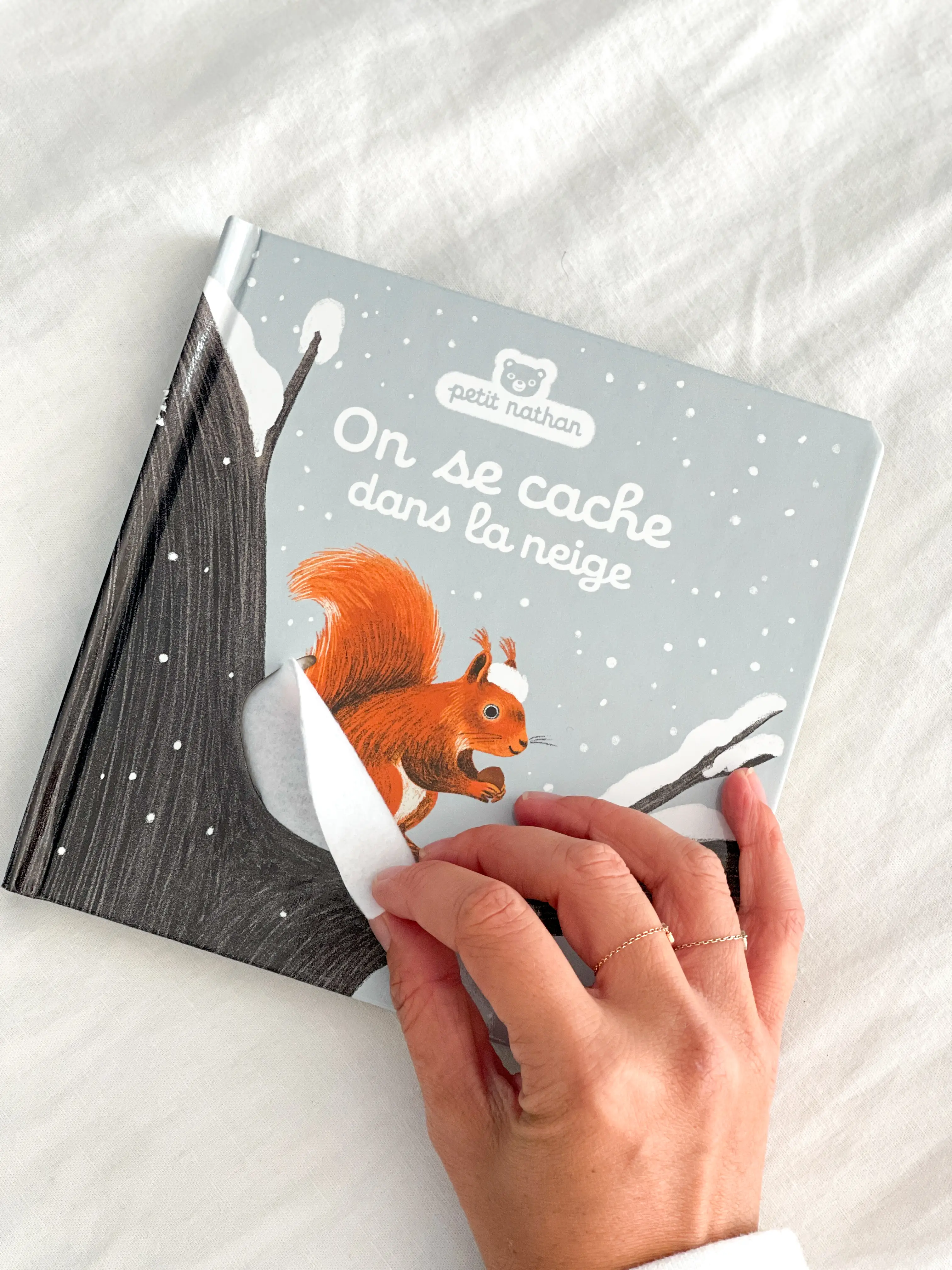 On se cache dans la neige - Livre d'éveil à toucher - dès 6 mois  - Livre d'éveil - 9782092492338 - page-intérieure1