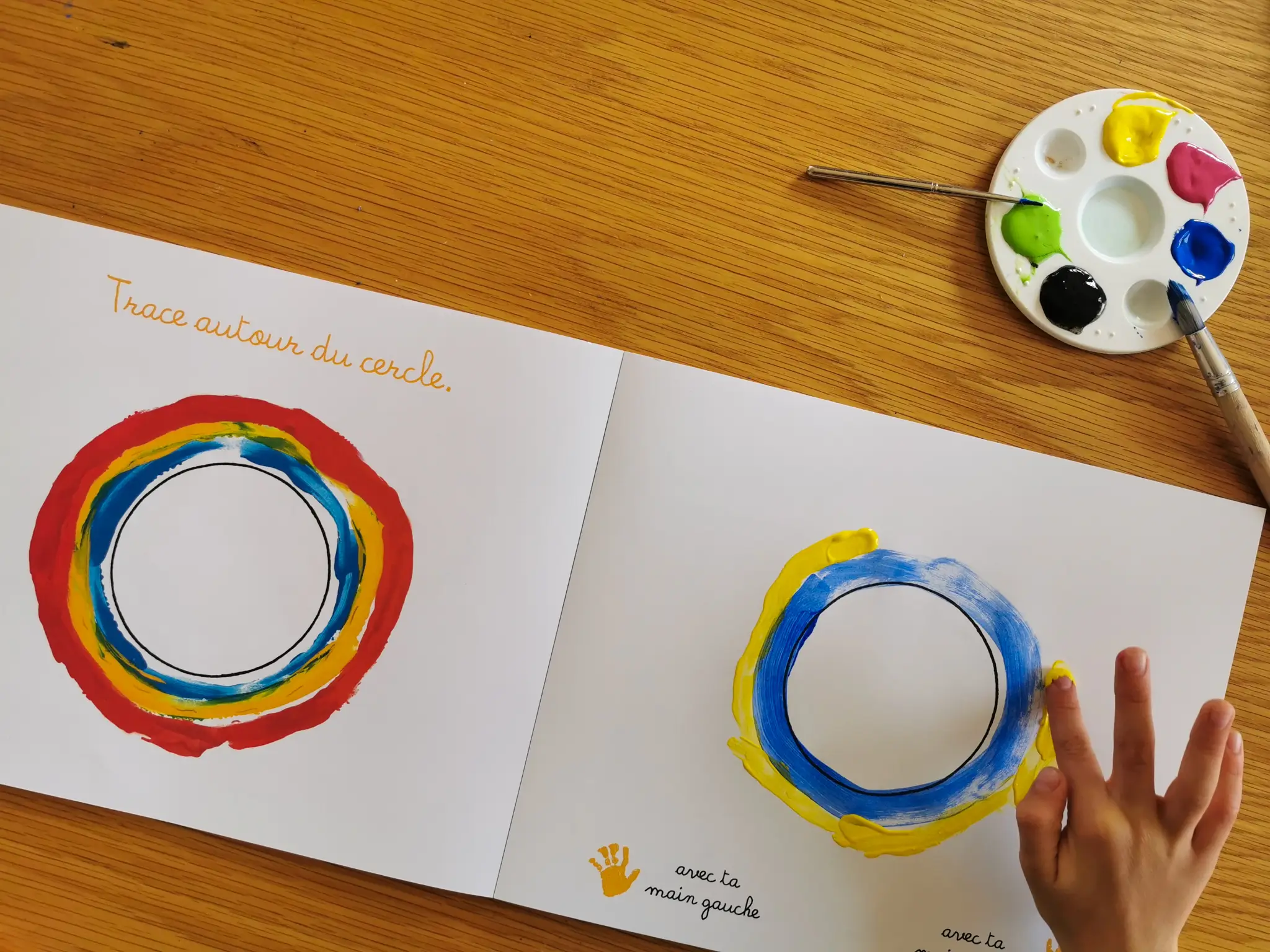 Je touche, j'observe, je peins avec les mains - méthode sensorielle inspiration Montessori - Dès 2 ans - Cahier d'activités - 9782092788868 - page-intérieure1