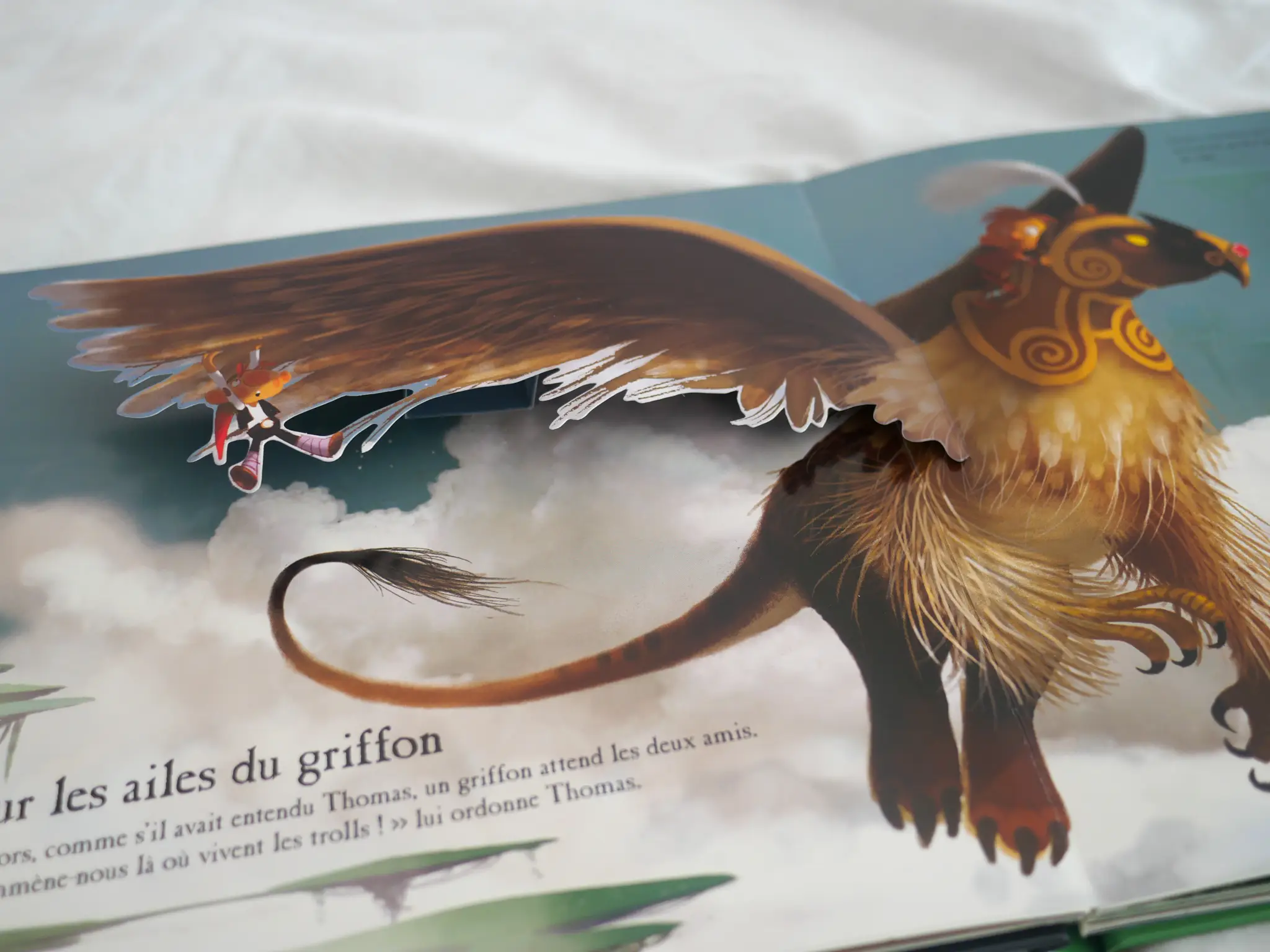 Le grand livre Pop-up des Monstres - livre animé kididoc - dès 4 ans - Livre documentaire - 9782092591055 - page-intérieure2