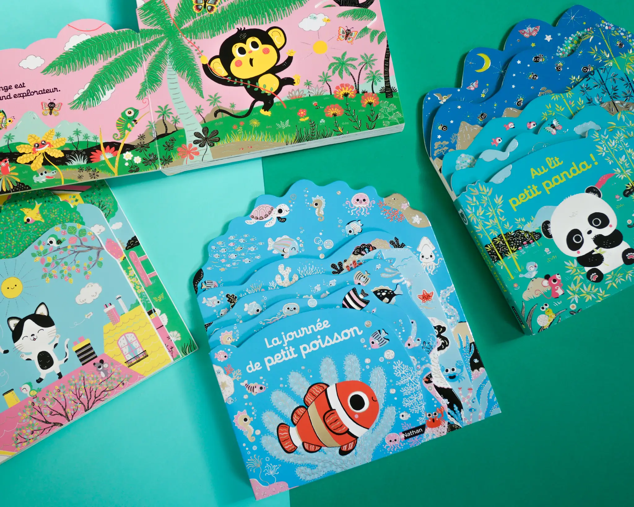 La journée de petit poisson -  Livre d'éveil tout carton découpé en paysages - pour les bébés dès 6 mois - Livre d'éveil - 9782095024499 - page-intérieure3