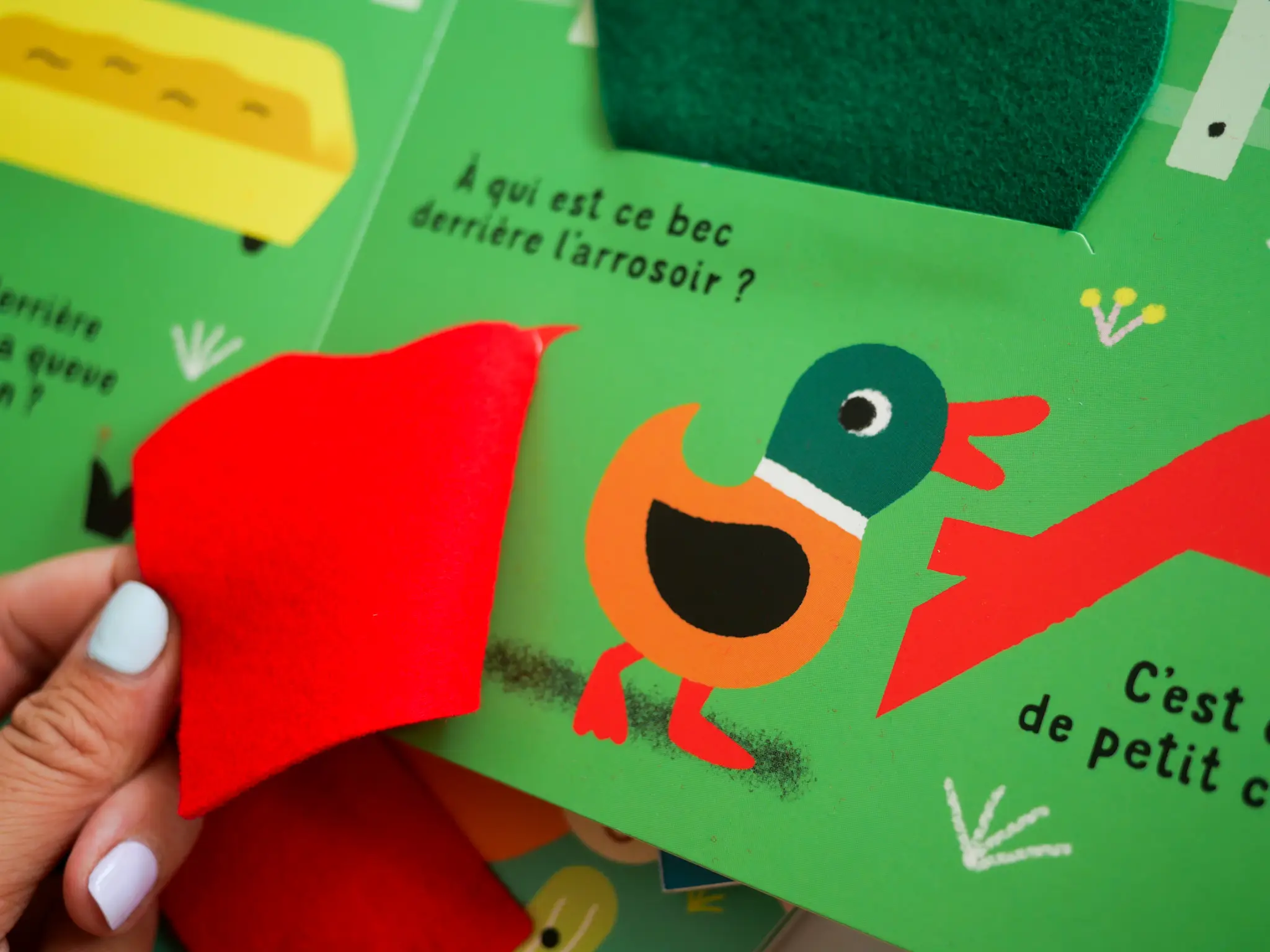 Cache-cache à la ferme - Un grand livre animé avec des flaps en feutrine - livre d'éveil pour les bébés dès 6 mois - Livre d'éveil - 9782095000417 - page-intérieure5