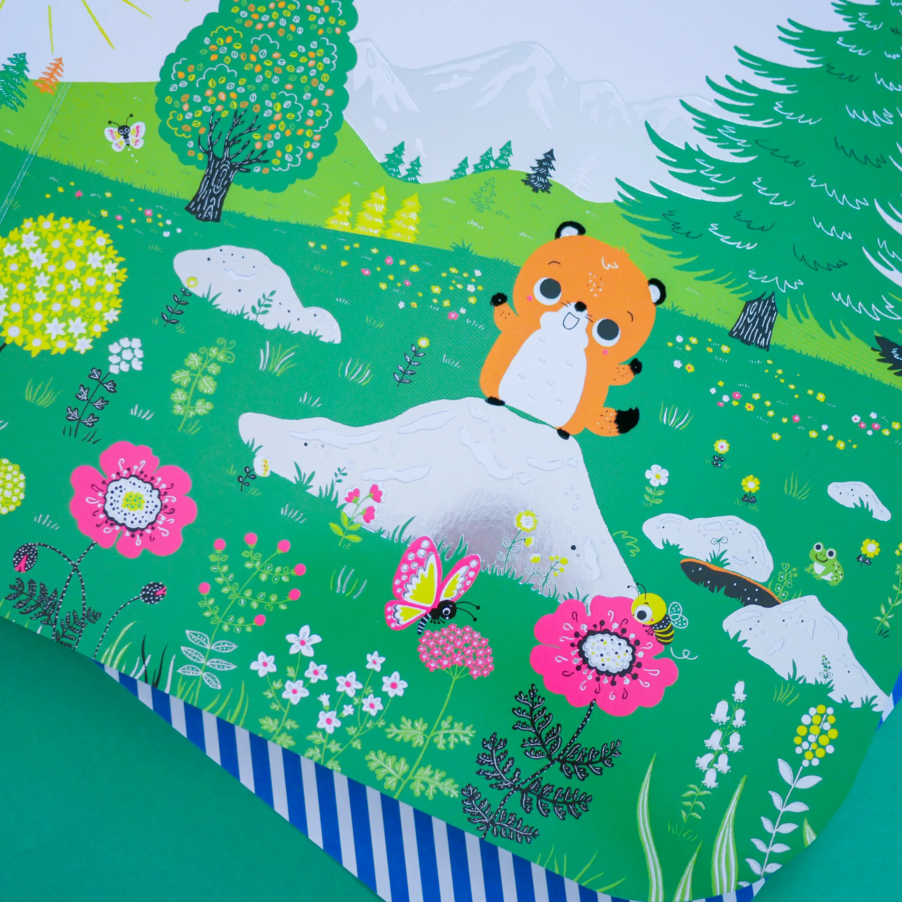 Regarde dans la montagne - Livre d'éveil à toucher pour les bébés, dès 6 mois - Livre d'éveil - 9782092492857 - page-intérieure7