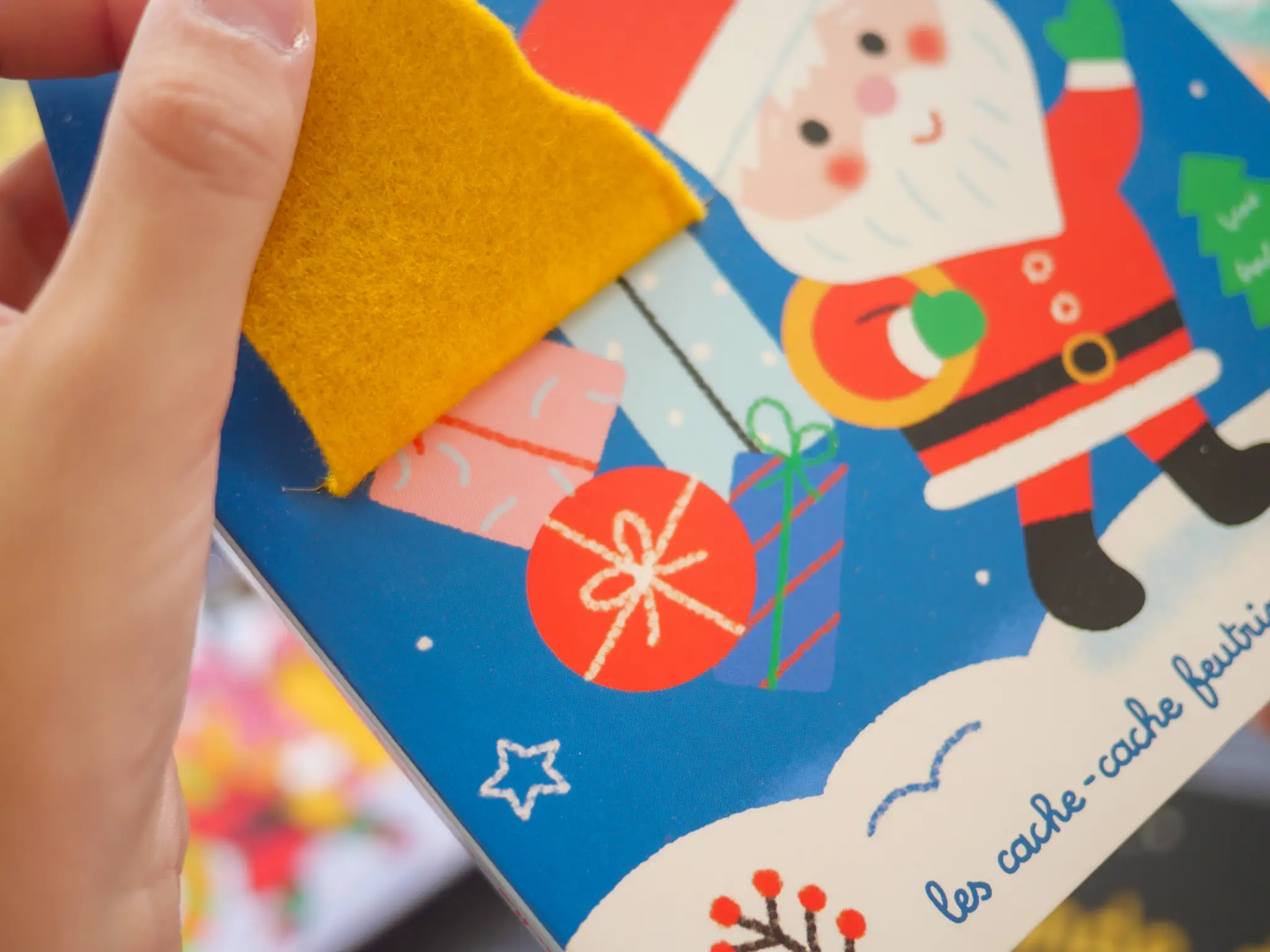 Cache-cache petit père Noël - Livre matière - éveil -  Dès 6 mois - Livre d'éveil - 9782092497081 - page-intérieure7