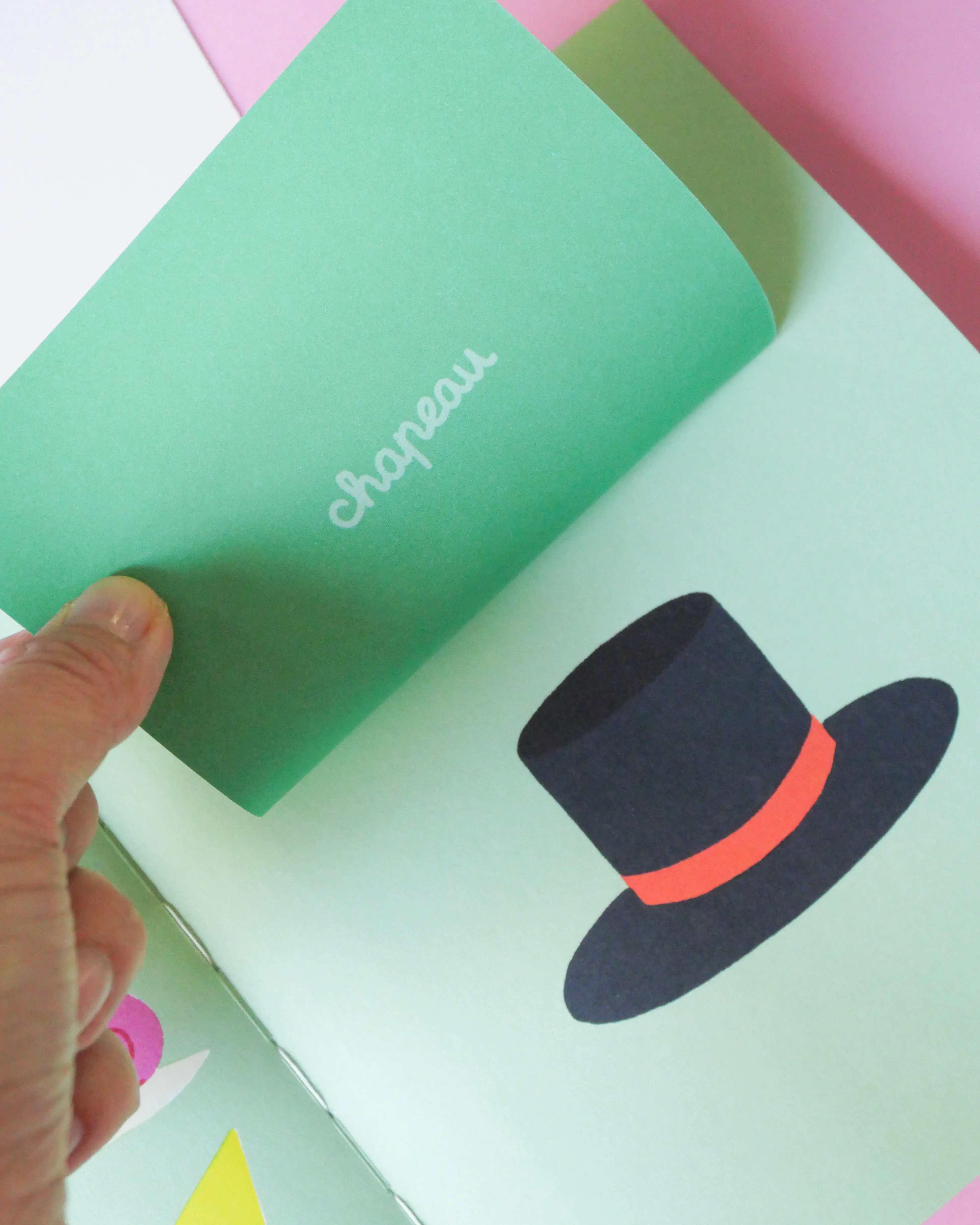 Des mots sous le chapeau - Livre à flaps pour découvrir les sons et les mots - dès 3 ans - Livre d'éveil - 9782095042189 - Pages intérieures 00