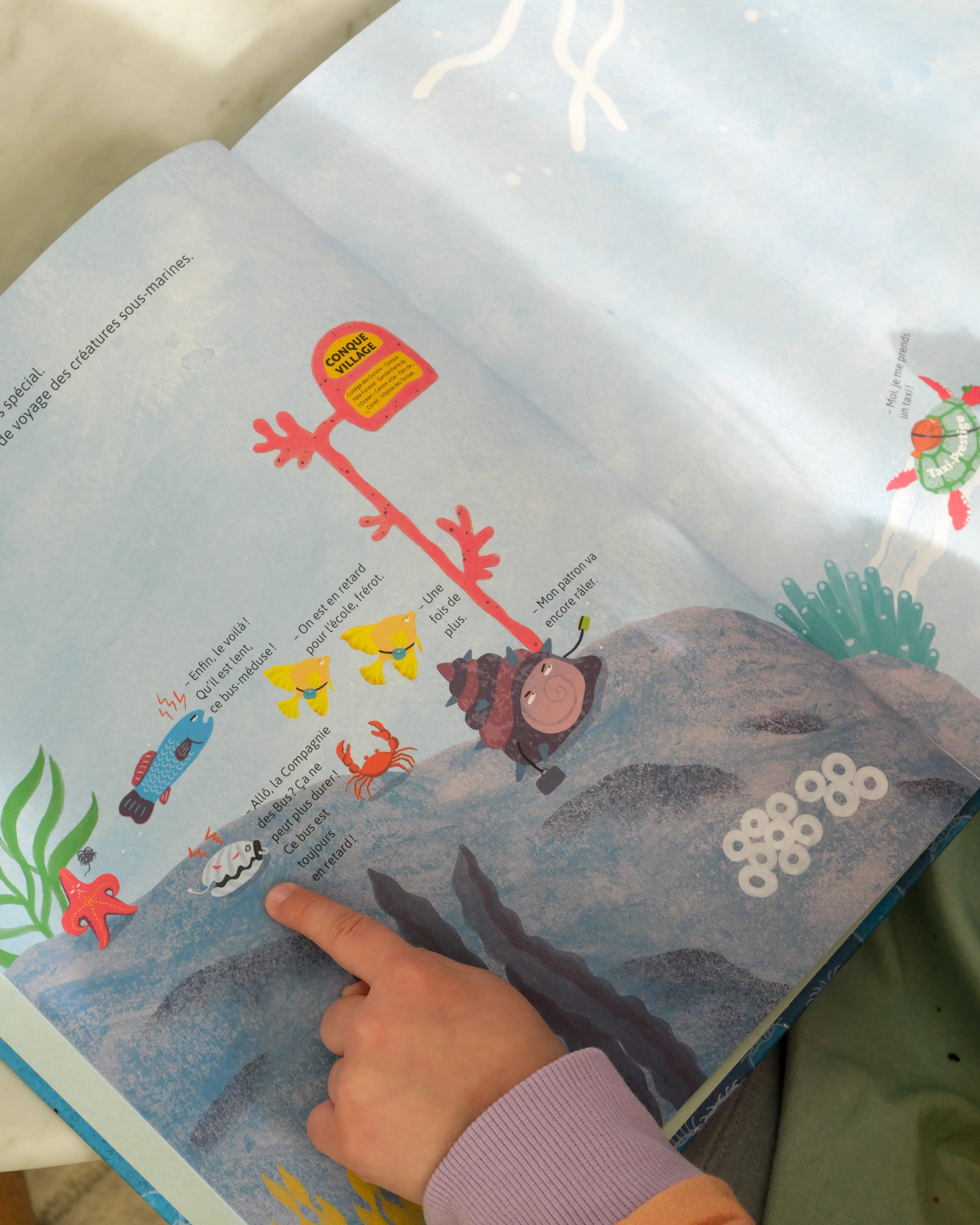 Le bus méduse - un album tendre et malicieux pour découvrir la vie des océans à bord d'une petite méduse à partir de 4 ans - Album(s) - 9782095047559 - Pages intérieures 00