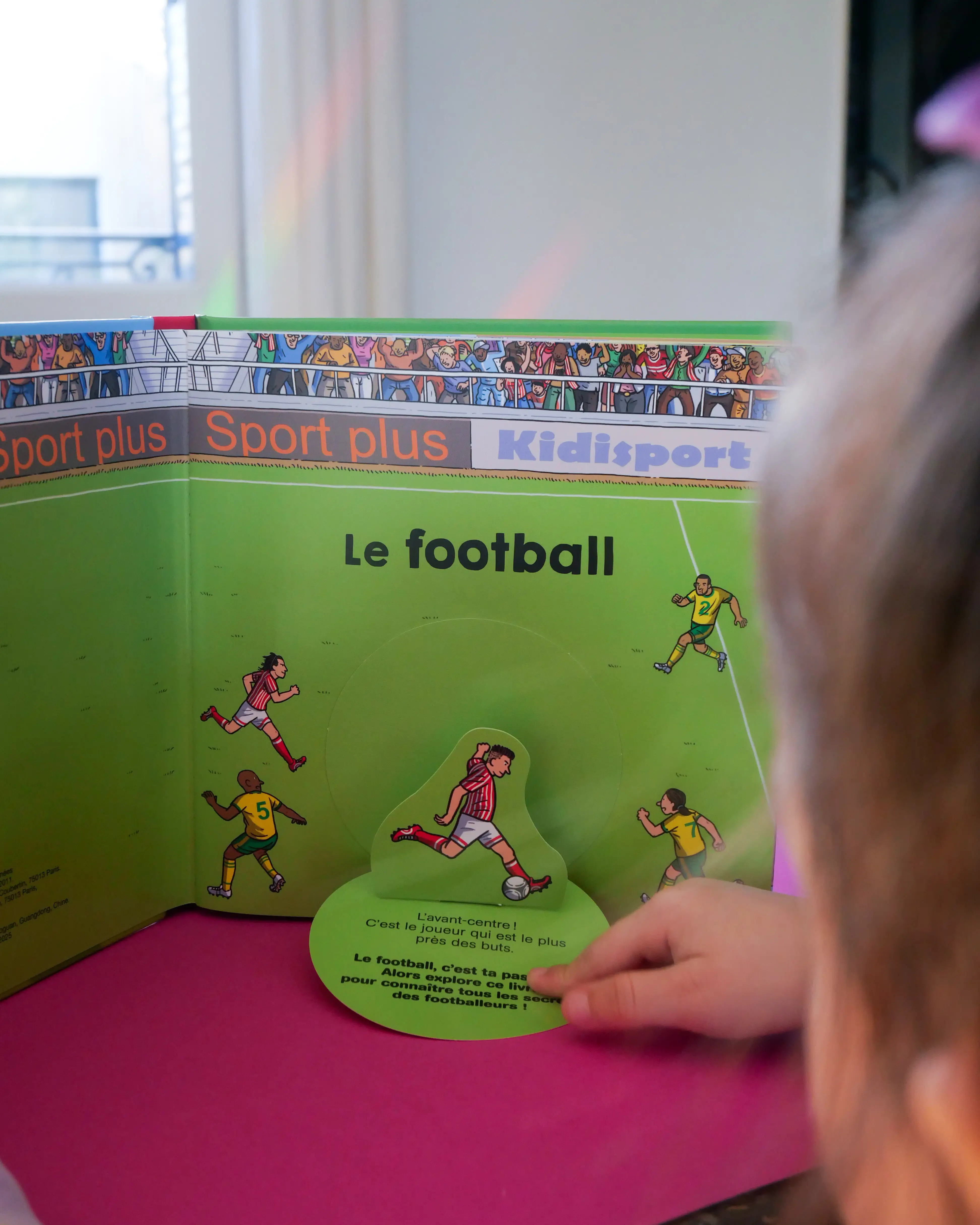 Kididoc - Le Football - Un documentaire idéal et 100% animé pour les passionné.es de football ! - dès 5 ans - Livre documentaire - 9782095042271 - Pages intérieures 01
