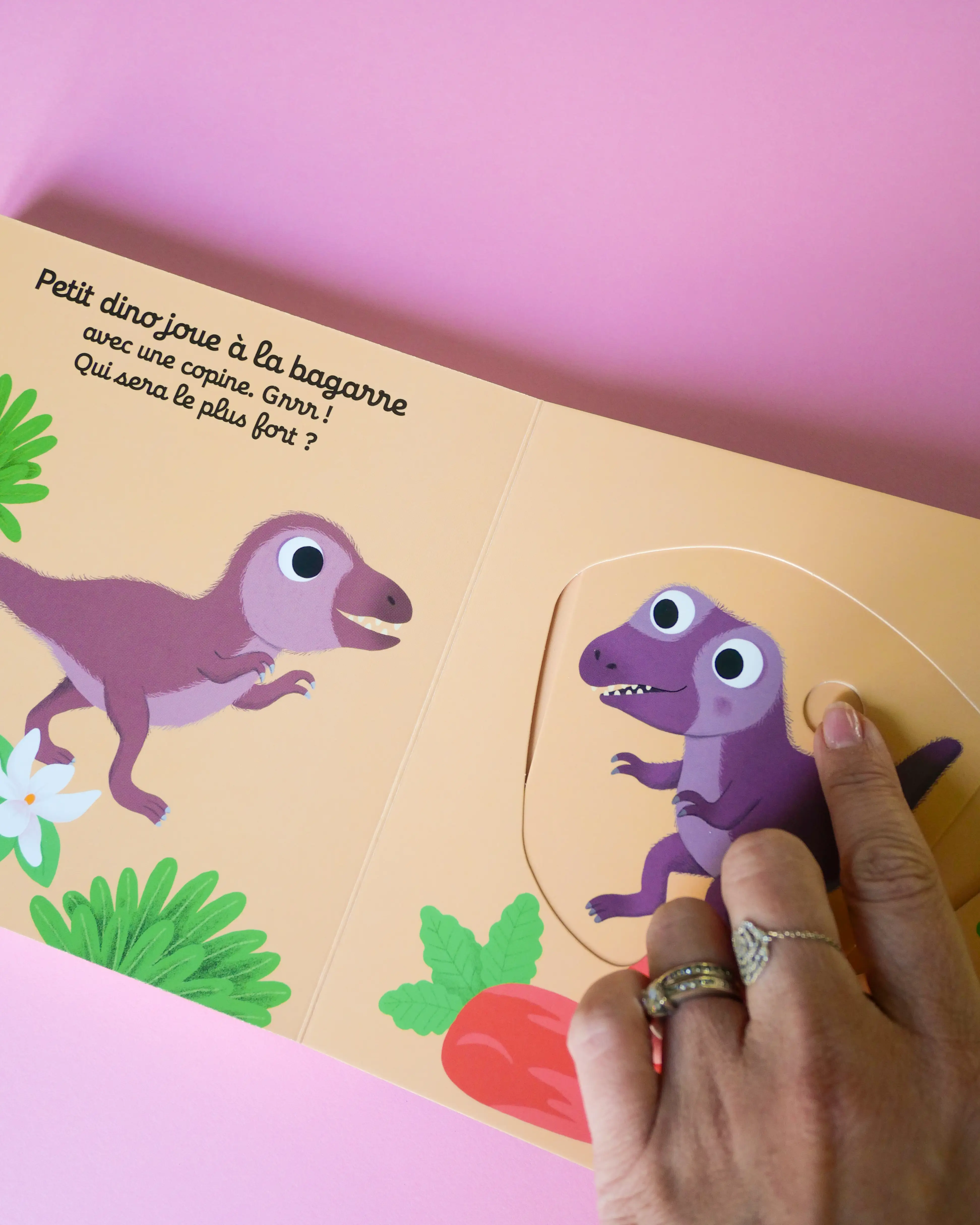 Tu es fort petit dinosaure ! - Découvre la vie de bébé dino avec des animations solides - dès 1 an - Livre documentaire - 9782095045524 - Pages intérieures 01