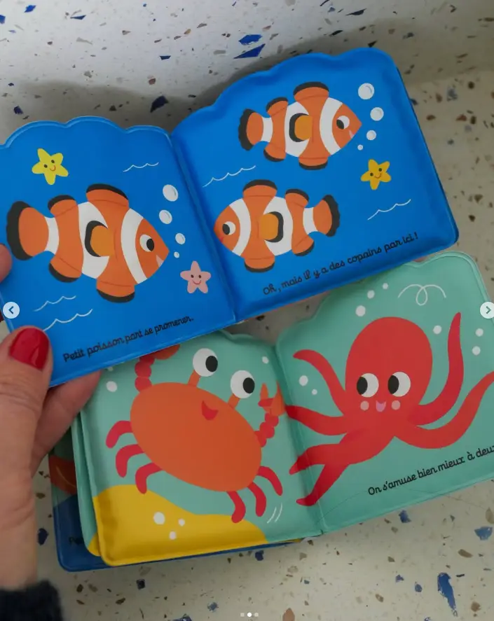 Mes premiers livres de bain : Petit poisson clown et Petite pieuvre - Coffret de 2 livres avec grelot à partir de 4 mois - Livre d'éveil - 9782095042653 - Pages intérieures