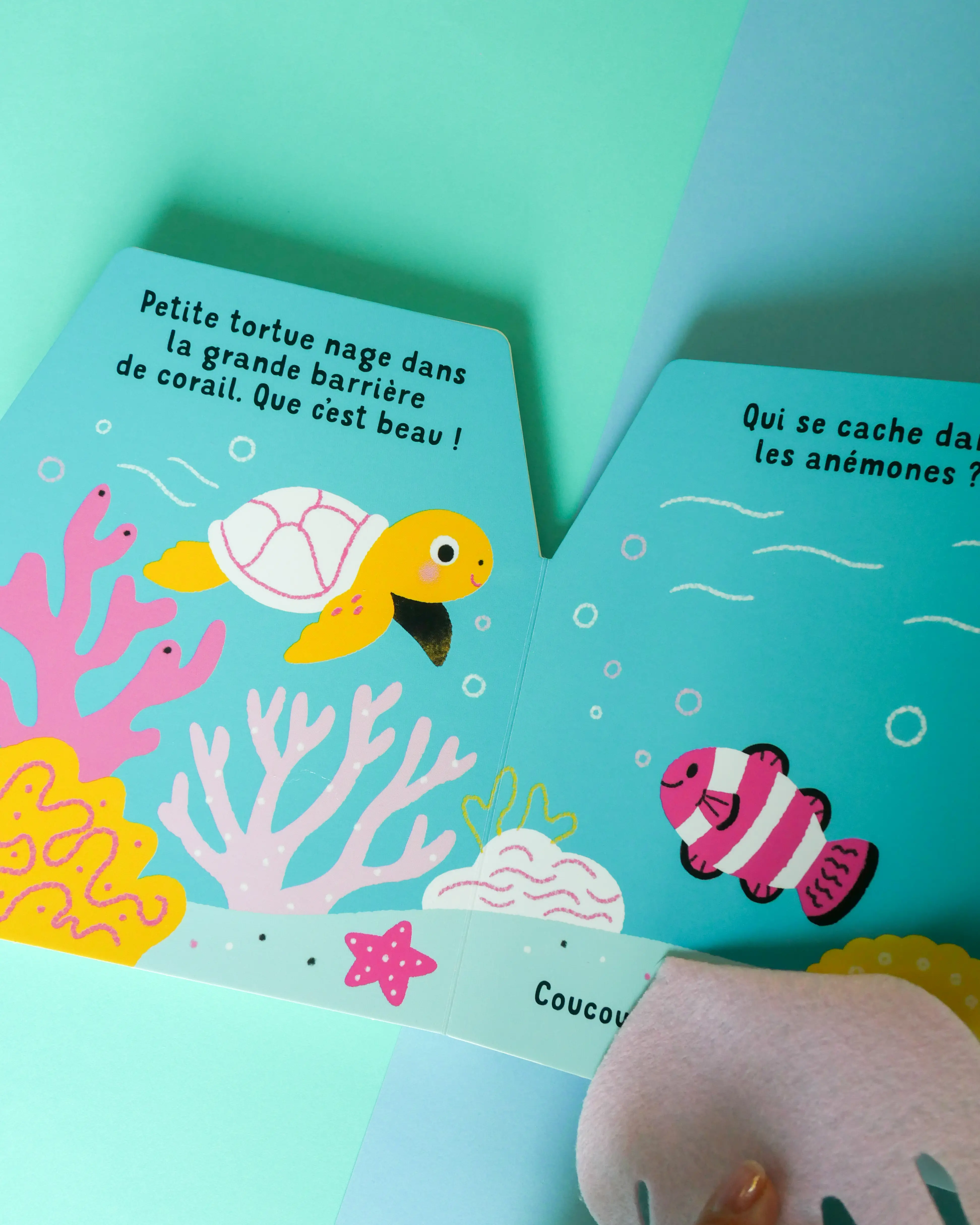Cache-cache petite tortue des mers - Une petite tortue à découvrir derrière 5 grands flaps en feutrine - dès 6 mois - Livre d'éveil - 9782095043100 - Pages intérieures