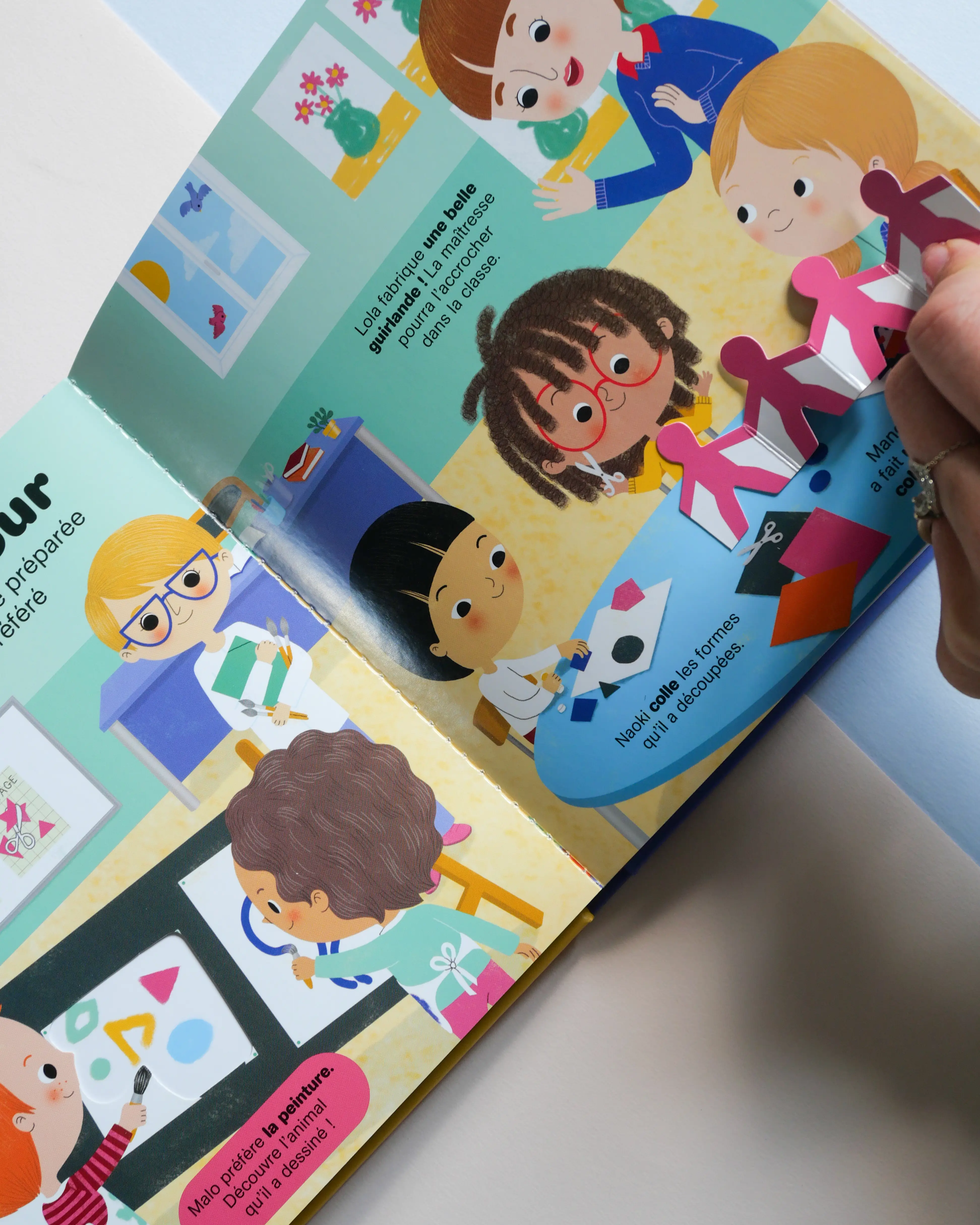 Kididoc - L'Ecole maternelle - Un livre 100% animé avec pop-up et tirettes qui prépare à l'entrée en maternelle - dès 3 ans - Livre documentaire - 9782095045531 - Pages intérieures02